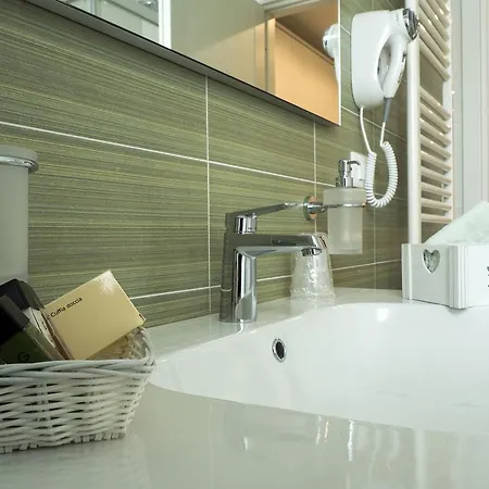 Alojamento de Acomodação e Pequeno-almoço L'angolino 4*